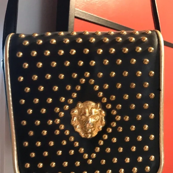 Lion shoulder bags gold studs 6x6 and 21” strap black & White bags. - Picture 1 of 8